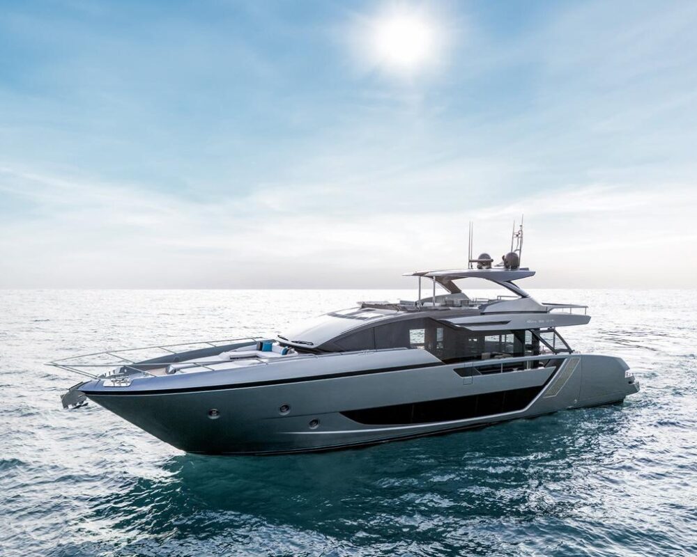 Diva yacht – side profile Diva Riva yacht full side profile on the water