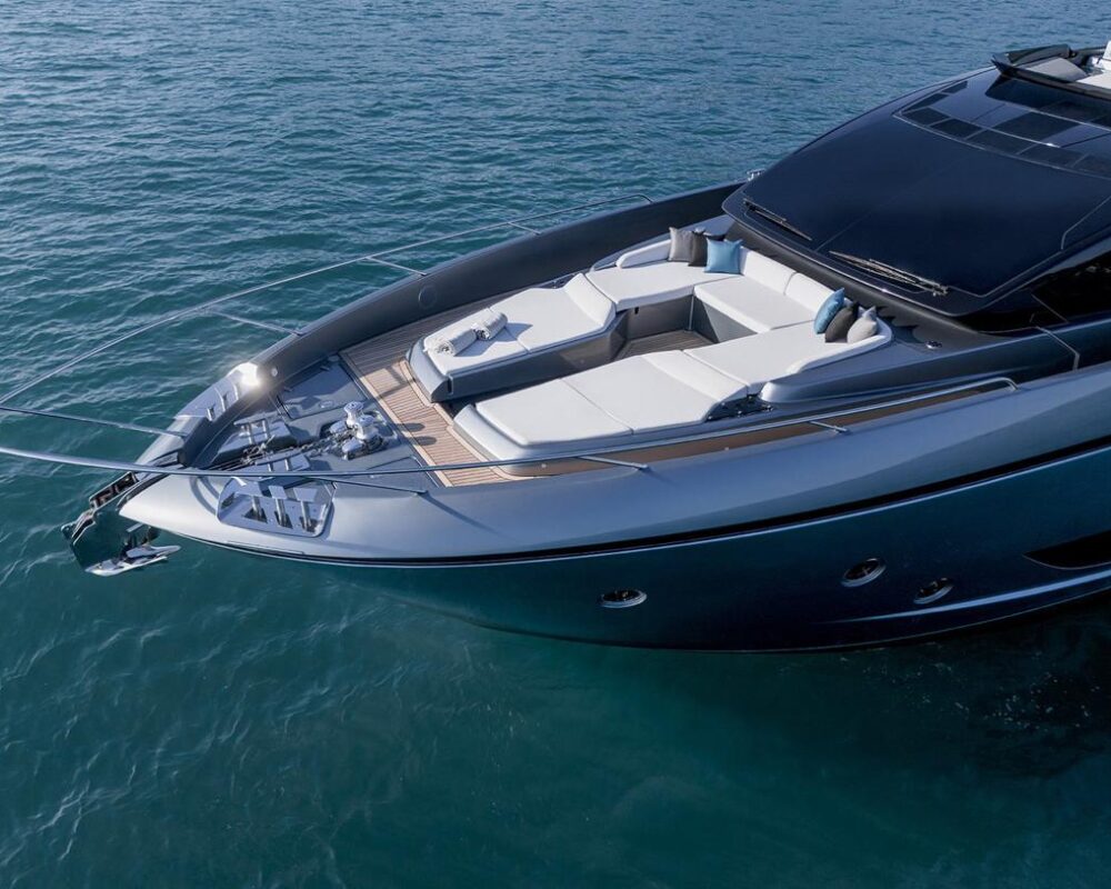 Diva yacht – bow sundeck Diva yacht bow sundeck seating