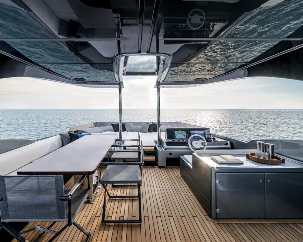Diva yacht – aft deck dining Diva yacht aft deck dining and lounge area