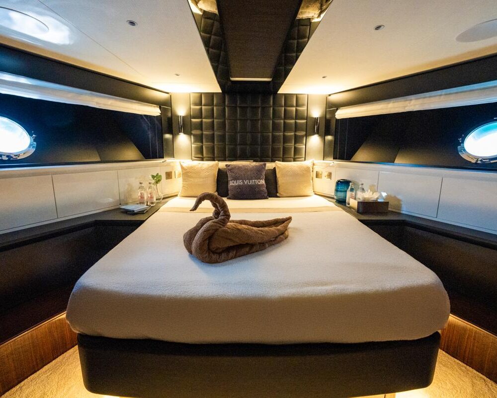 Diva yacht – master cabin Diva yacht master cabin bed