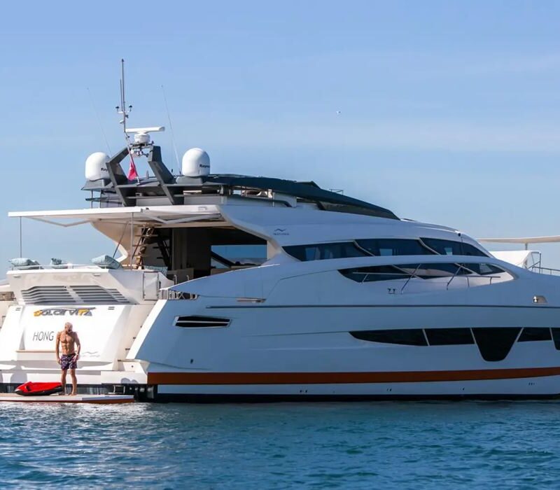 Queen Dolce Vita 105ft Numarine yacht underway