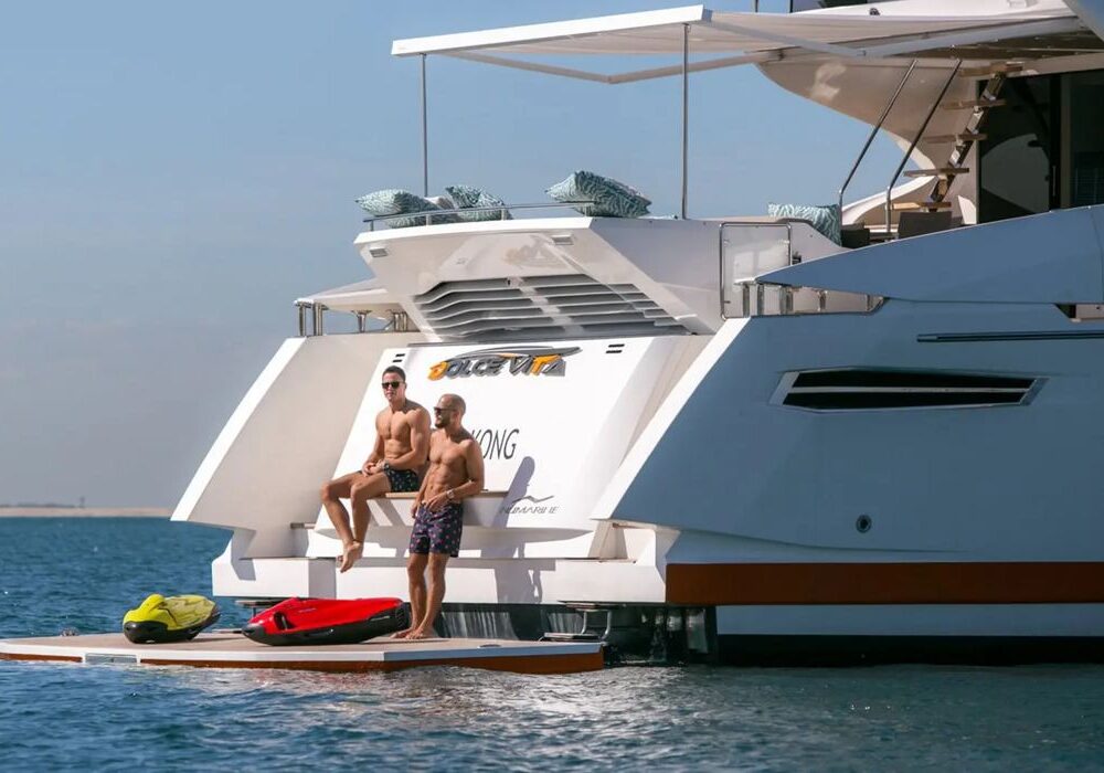 Queen Dolce Vita – flybridge sundeck Dolce Vita flybridge sundeck seating