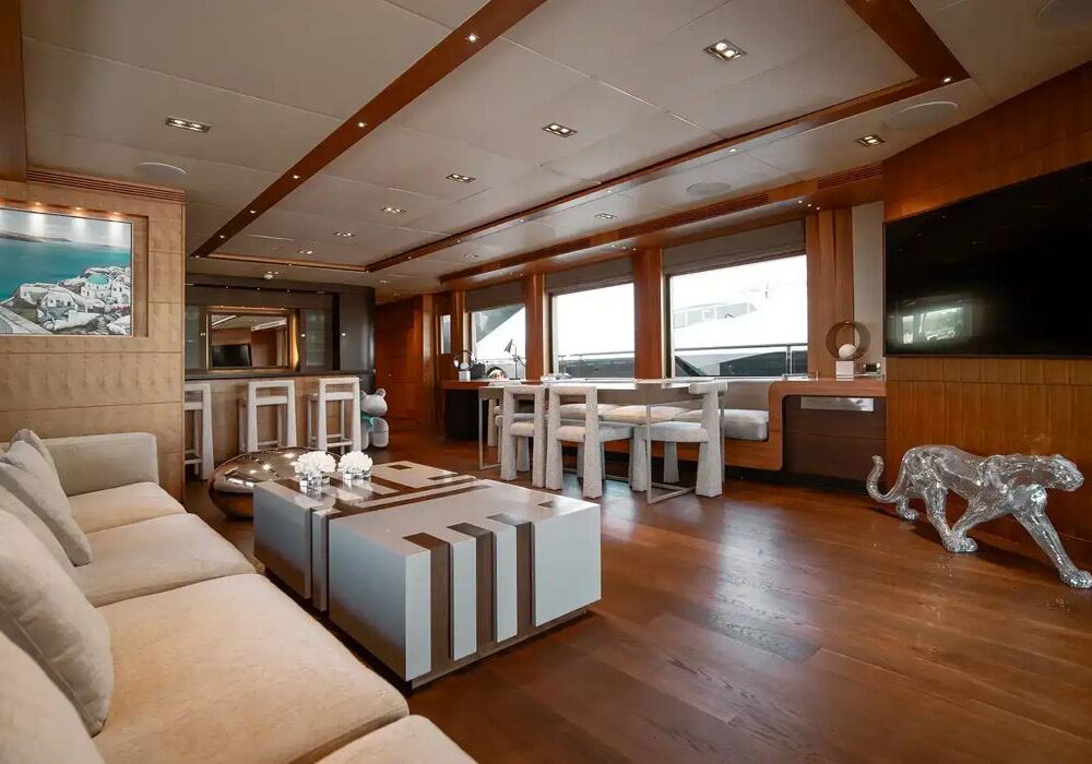 Queen Santorini – salon dining Santorini salon dining area