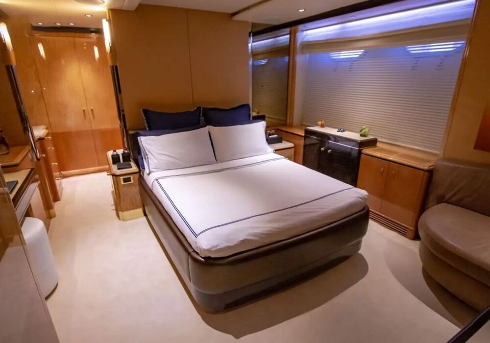 Queen Skyfall – cabin Skyfall guest cabin