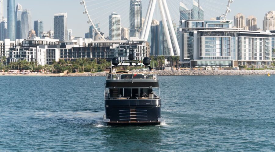 Queen Spectre 100ft Azimut yacht underway