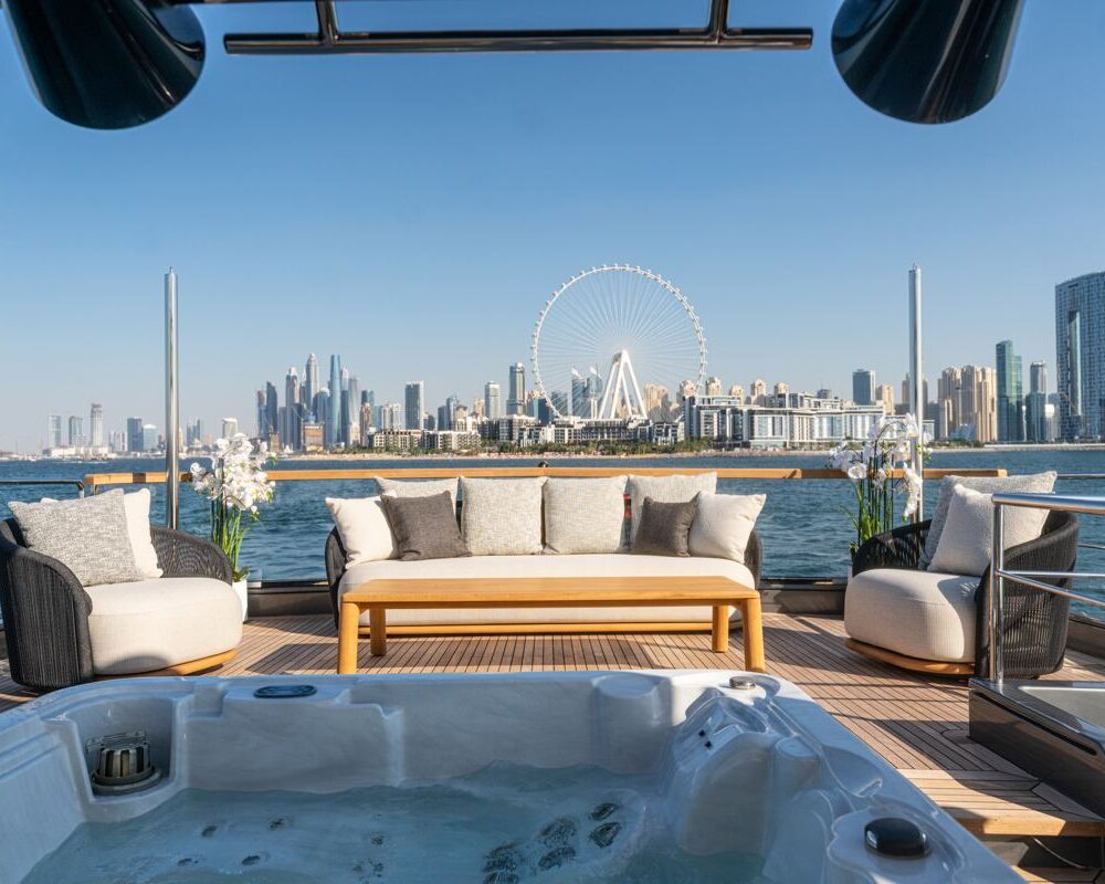 Spectre deck jacuzzi