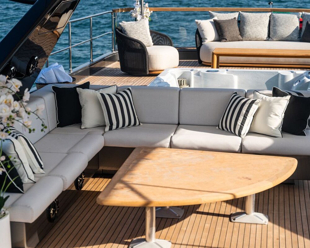 Spectre deck lounge seating
