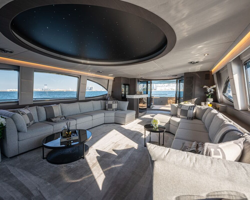 Spectre main salon interior