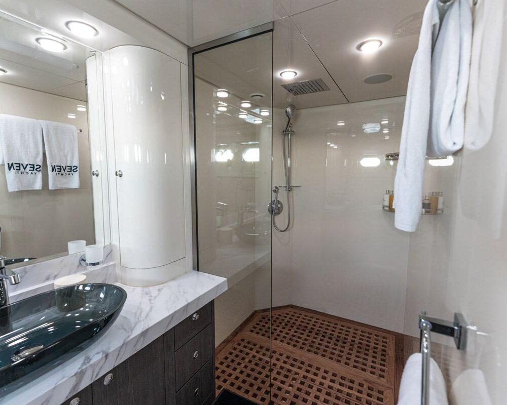 Spectre ensuite bathroom