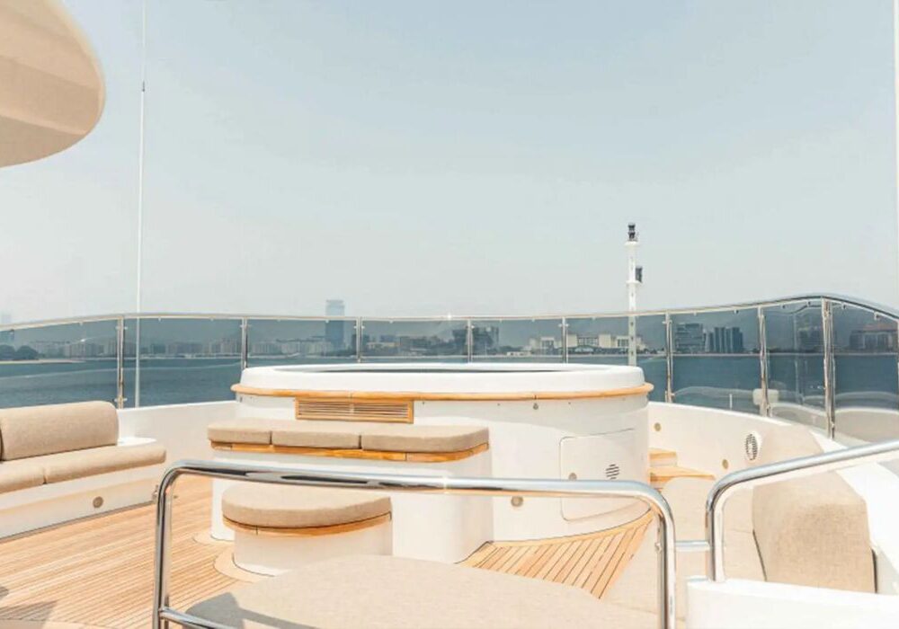 Zaf yacht – flybridge sundeck Zaf yacht flybridge helm and sundeck seating