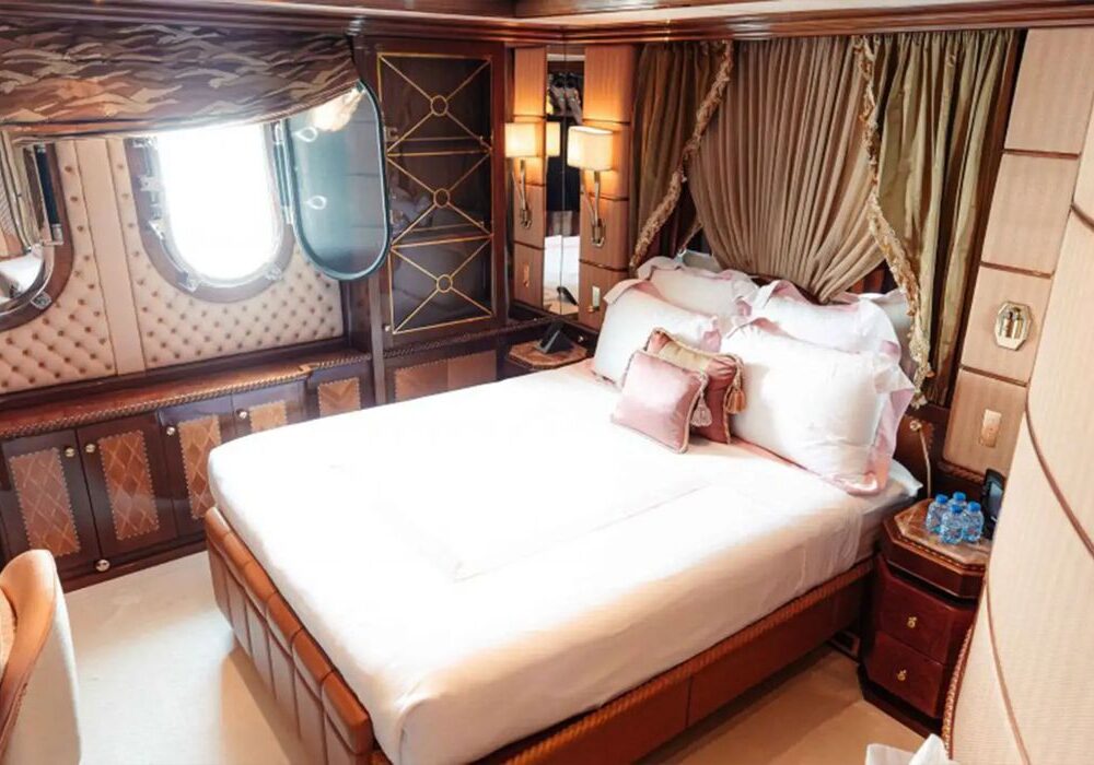 Zaf yacht – master cabin Zaf yacht master cabin bed